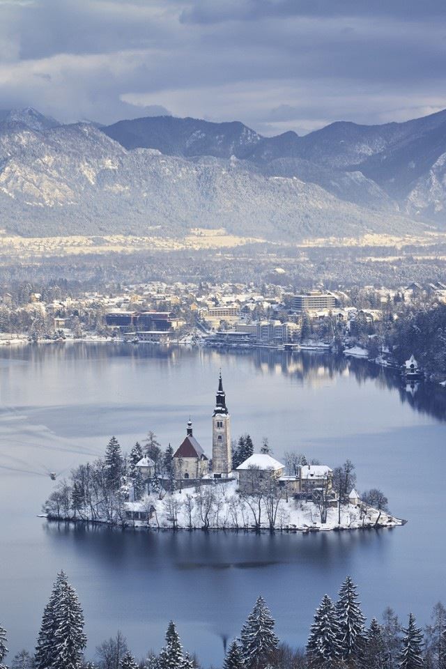 640x960 Lake Castle -  iPhone 4s Wallpaper
