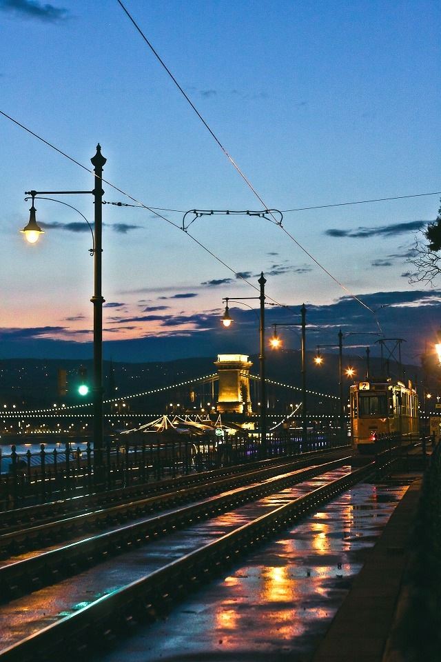 640x960 Night lamp track - green iPhone 4s Wallpaper