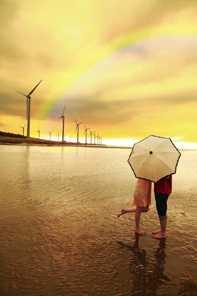 640x960 Under the Rainbow Kiss - umbrella iPhone 4s Wallpaper