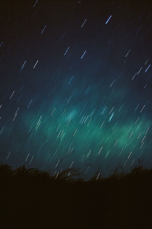 640x960 Meteor shower - white iPhone 4s Wallpaper