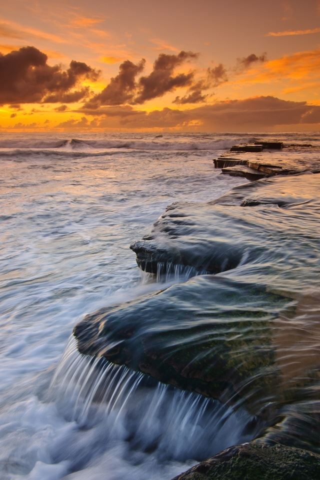 640x960 Running water - nightfall iPhone 4s Wallpaper