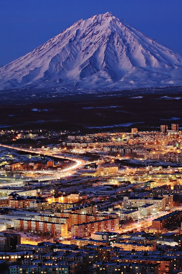 640x960 Koryak volcano - night iPhone 4s Wallpaper