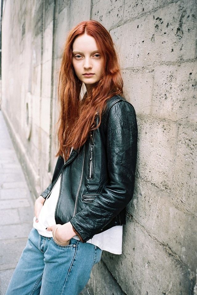 640x960 Corner girl - brown iPhone 4s Wallpaper