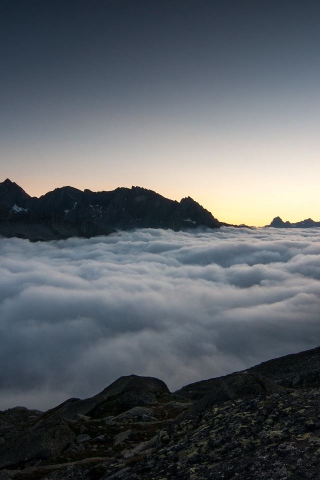 640x960 Alpine sea of ​​clouds -  iPhone 4s Wallpaper