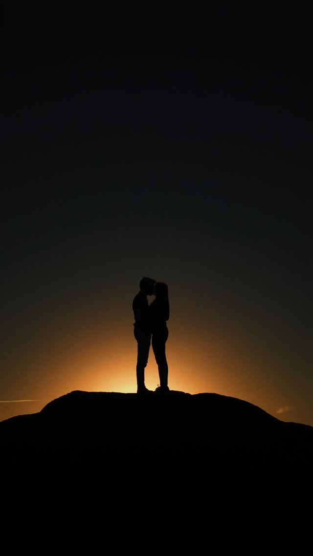 1284x2778 man and woman kissing - happy iPhone 8 Wallpaper