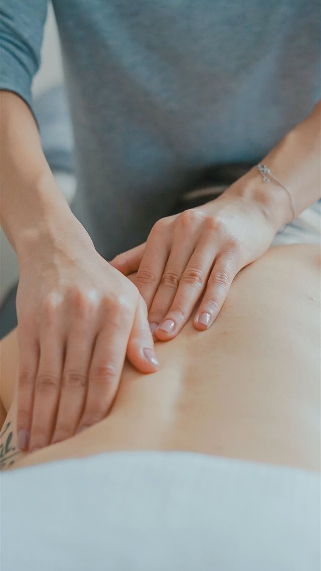 1284x2778 man massaging woman's body - beauty iPhone 8 Wallpaper
