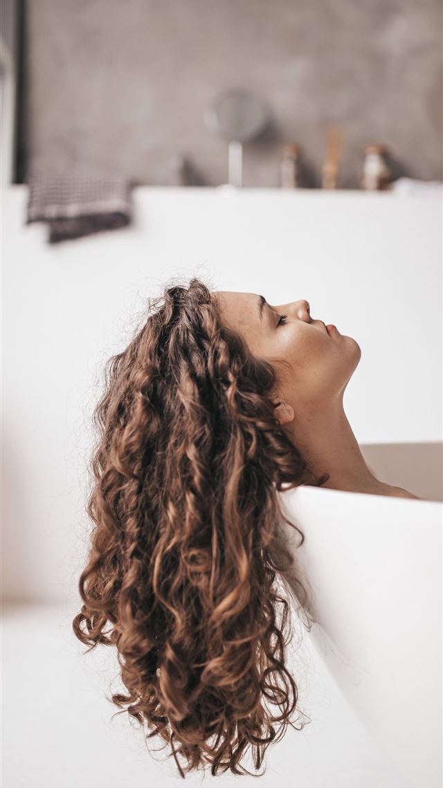 1284x2778 woman in bathtub - beauty iPhone 8 Wallpaper