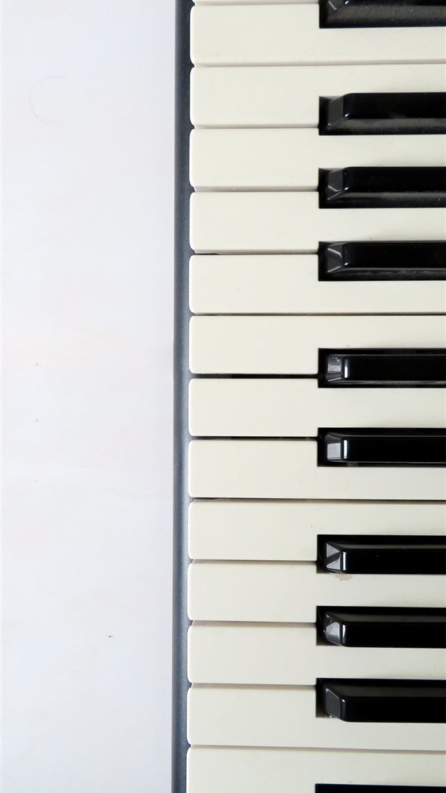1284x2778 white and black piano keyboard - brown iPhone 8 Wallpaper