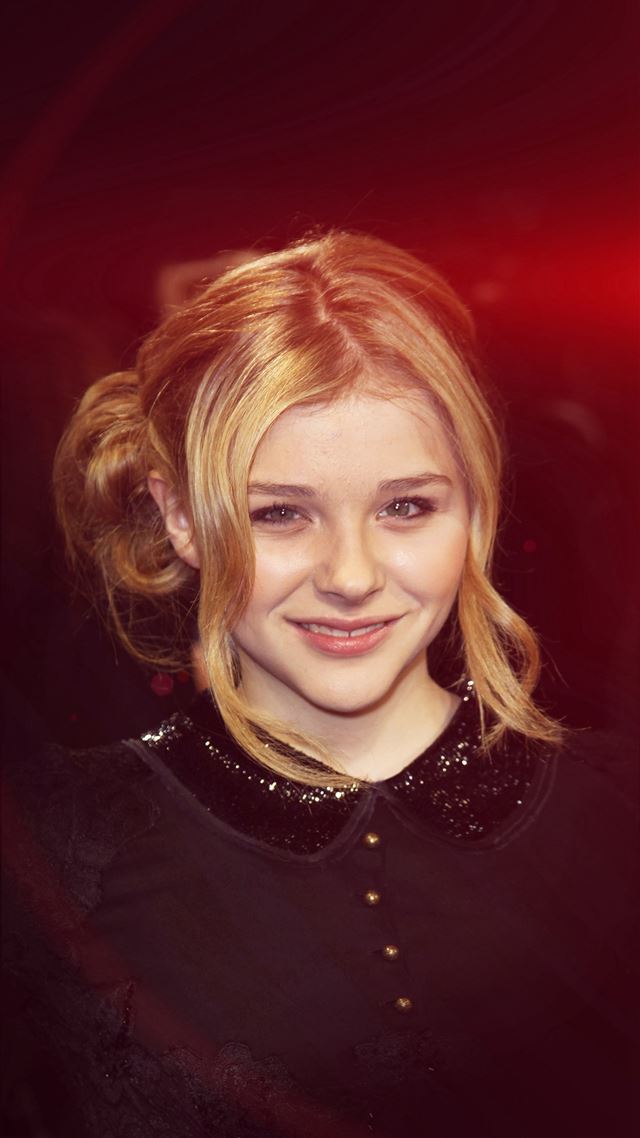 1080x1920 Chloe Moretz Dark Smile Film Cute Flare Red - film iPhone 8 Wallpaper