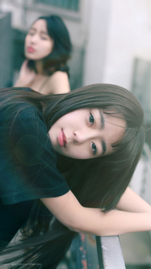 1080x1920 Aesthetic Closely Sisters Beauty -  iPhone 8 Wallpaper