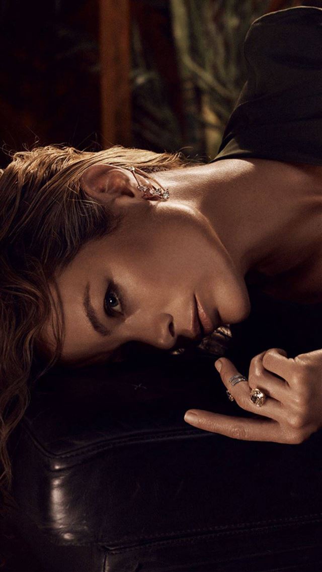 1080x1920 Carolyn Murphy Girl Woman Pose Model - woman iPhone 8 Wallpaper