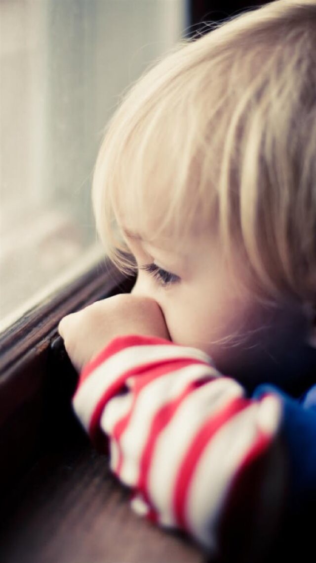 750x1334 Naive Cute Little Boy Watching Window - lovely iPhone 8 Wallpaper