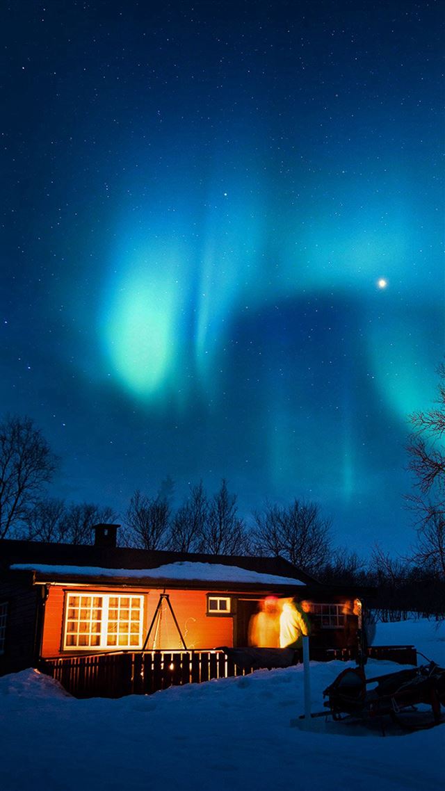 1080x1920 Aurora Canada House Night Winter Mountain Sky - orange iPhone 8 Wallpaper