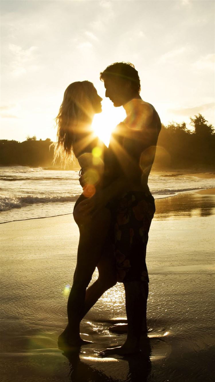 Seaside Beach Lovers Sunshine Romantic Iphone 8 Wallpapers Free Download