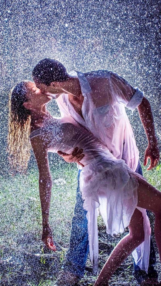 1080x1920 Raining Kissing Lovers Romantic Ground - couple iPhone 8 Wallpaper
