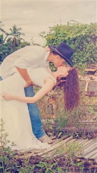 Country Field Kissing Romantic Lovers wallpaper