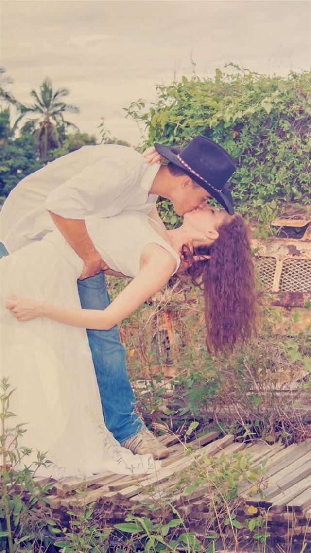 1080x1920 Country Field Kissing Romantic Lovers - couple iPhone 8 Wallpaper