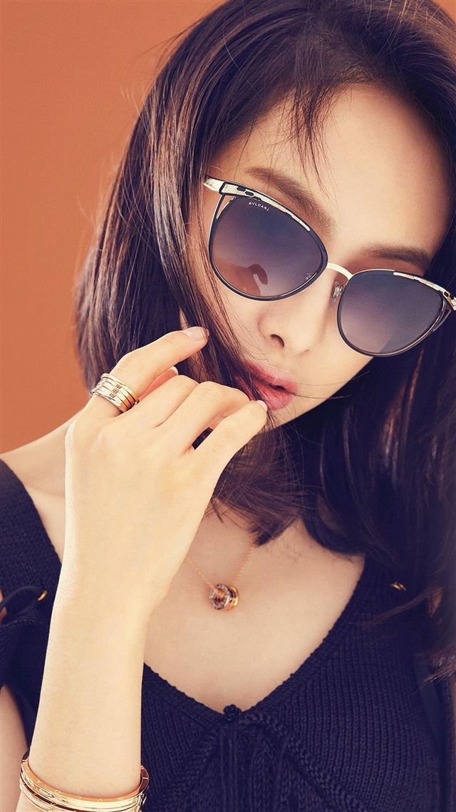 1080x1920 Victoria Kpop Girl Sunglass Beauty - yellow iPhone 8 Wallpaper