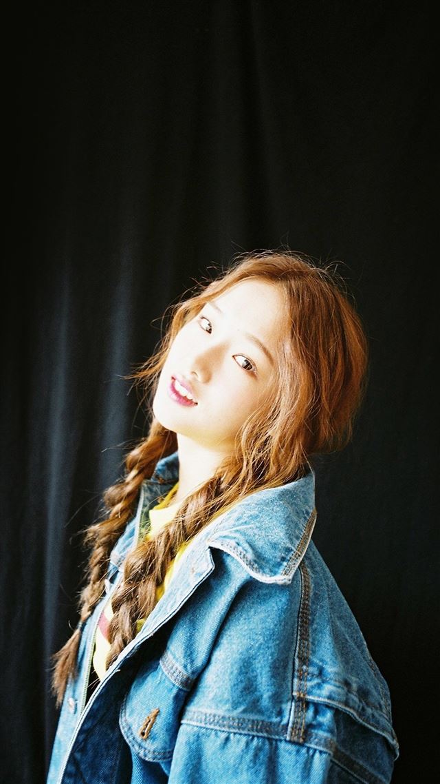 1080x1920 Cute Kriesha Chu Dark Kpop - yellow iPhone 8 Wallpaper
