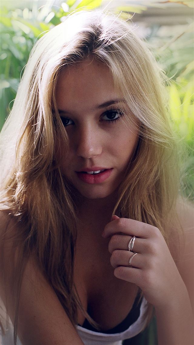 1080x1920 Girl Smile Alexis Ren Model - blonde iPhone 8 Wallpaper