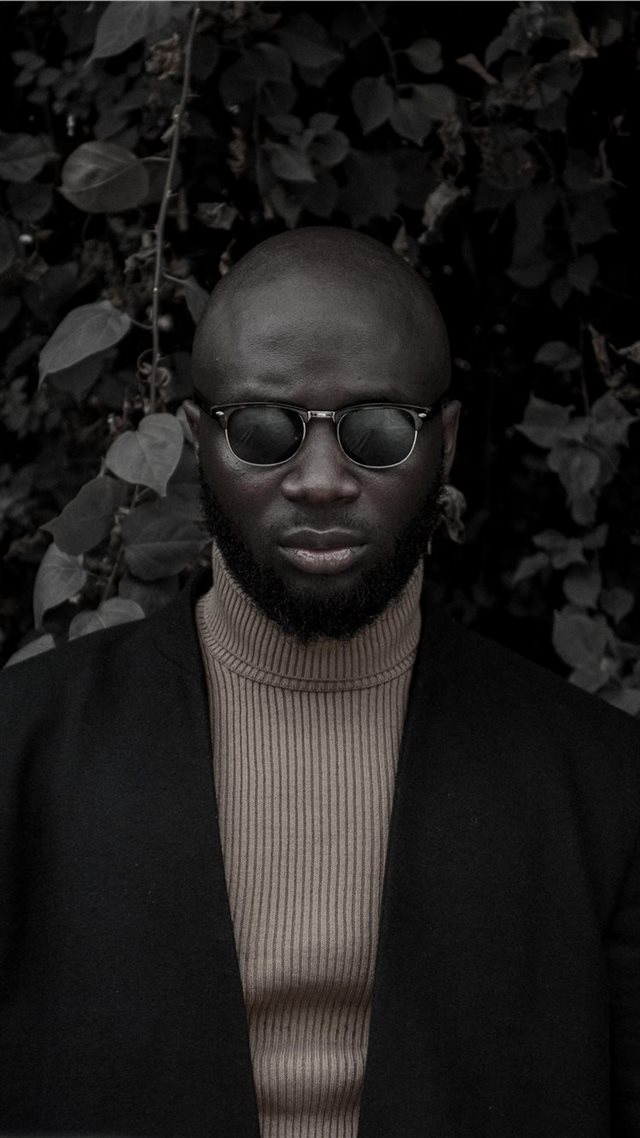1080x1920 Into The Deep - suit iPhone 8 Wallpaper