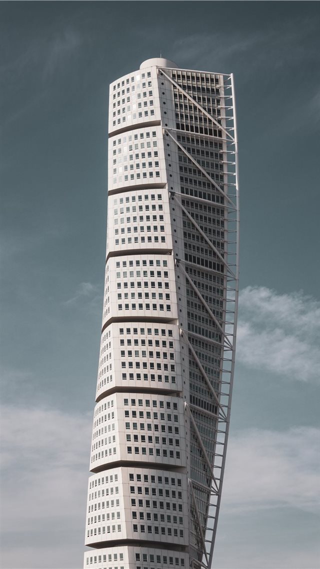 1080x1920 Turning Torso - train iPhone 8 Wallpaper