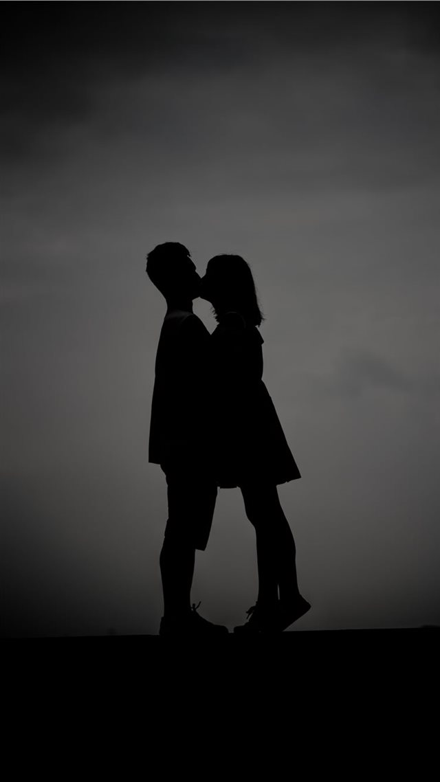 1080x1920 A pair of lovers who are kissing  - kiss iPhone 8 Wallpaper