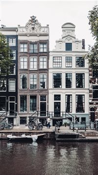 Pedestrians in Amsterdam iPhone 6(s)~8(s) wallpaper