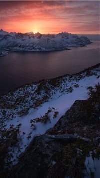 On the edge  wallpaper