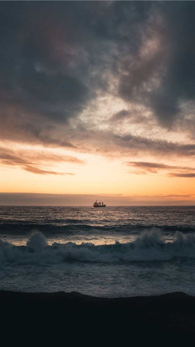 1080x1920 Era un día frio en Viña del Mar  pero el estrés... - sea waves iPhone 8 Wallpaper