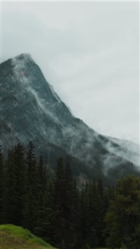 Mountains in Banff National Park wallpaper