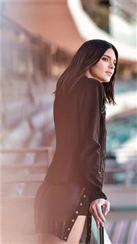 kendall jenner looking into distance wallpaper