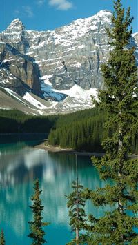 This is the beautiful Moraine Lake located in the ... wallpaper
