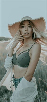 Lost in the sun wallpaper