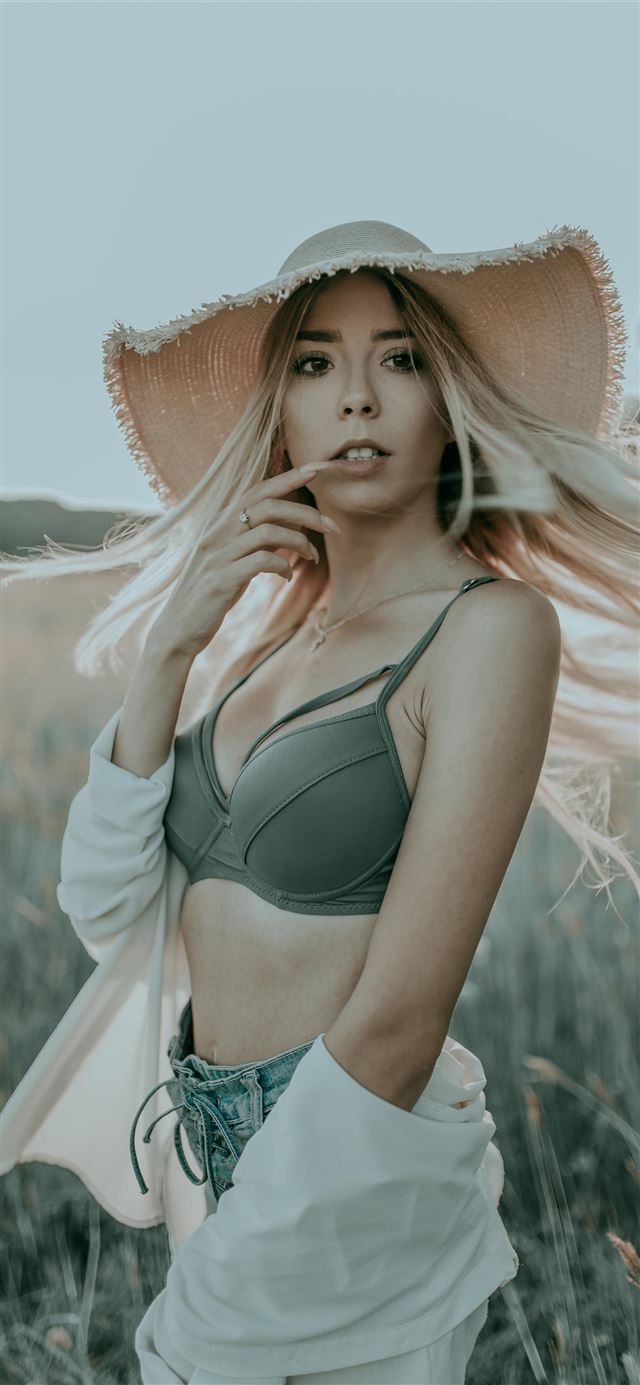 1080x1920 Lost in the sun - model iPhone SE Wallpaper