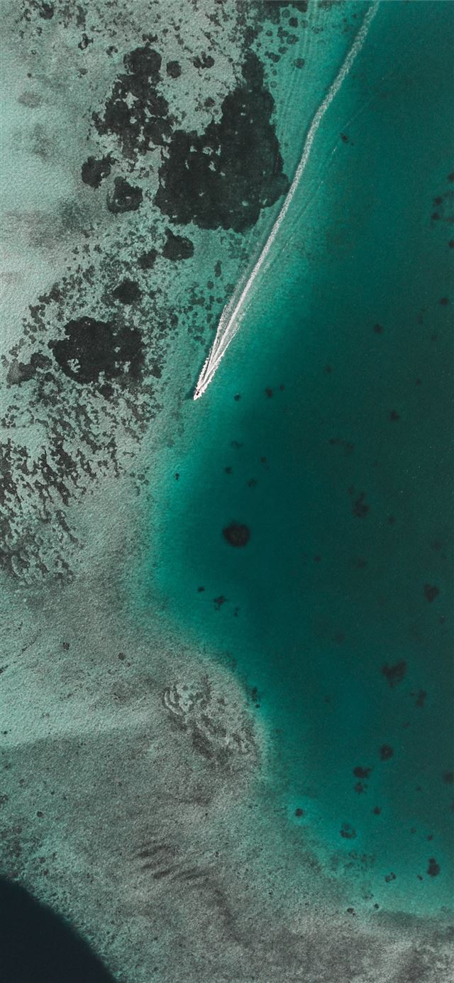 1080x1920 boat leaving white propeller wash in clear green s... - water iPhone SE Wallpaper