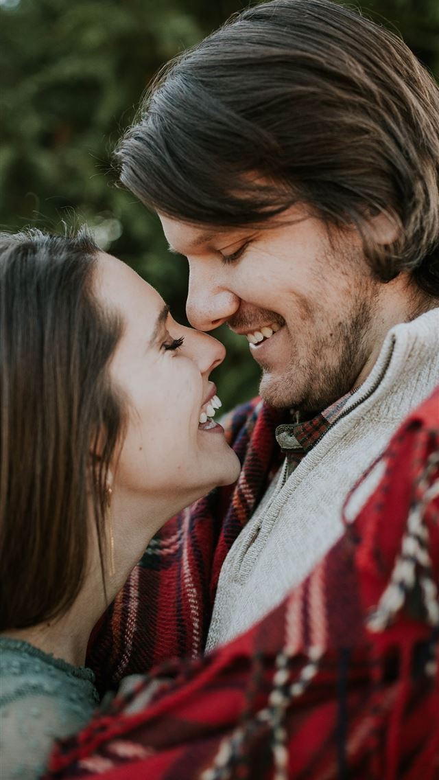 640x1136 man and woman laughing at each other - united states iPhone Wallpaper