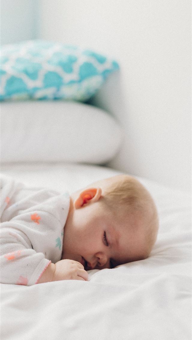 640x1136 photo of baby laying on bed - cute iPhone Wallpaper
