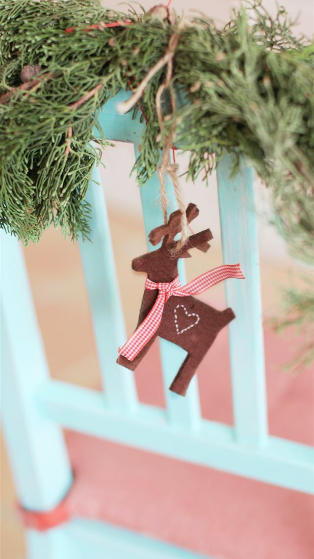640x1136 brown deer hanging decor on chair - holiday iPhone Wallpaper