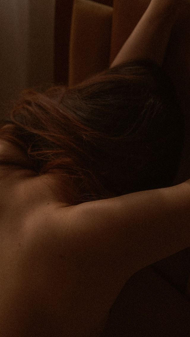 640x1136 topless woman leaning forward on brown surface - brown iPhone Wallpaper