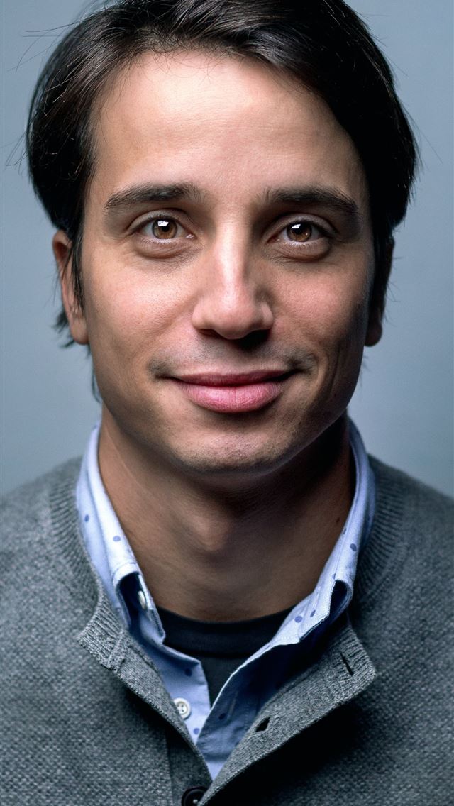 640x1136 man wearing Henley top portrait - grey iPhone Wallpaper