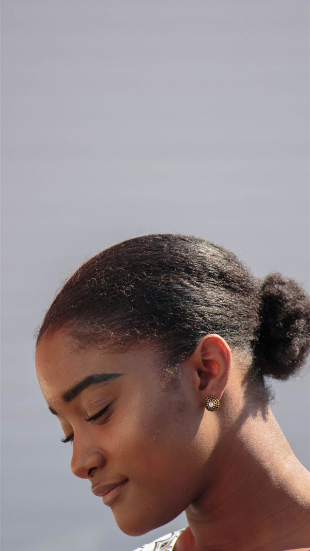 640x1136 woman closing eyes - gray iPhone Wallpaper