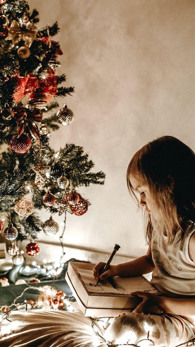 640x1136 girl writing on bed - christmas iPhone Wallpaper