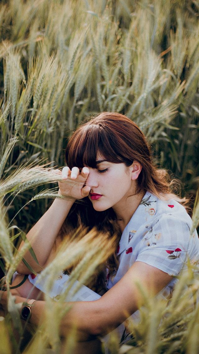 640x1136 woman sitting on grass - mexico iPhone Wallpaper