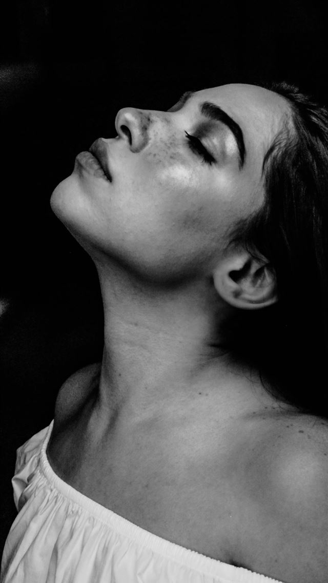 640x1136 grayscale photo of a woman wearing white off shoul... - venezuela iPhone Wallpaper