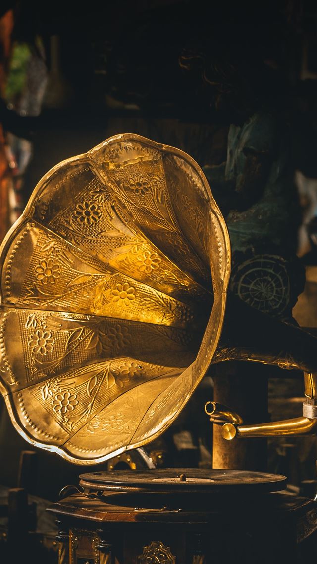 640x1136 closeup photo of gramophone - vintage iPhone Wallpaper