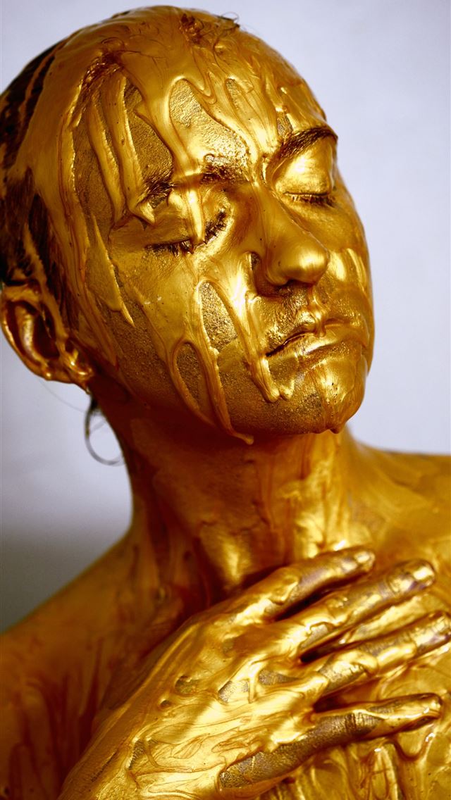 640x1136 person coated with gold colored liquid posing - shiny iPhone Wallpaper