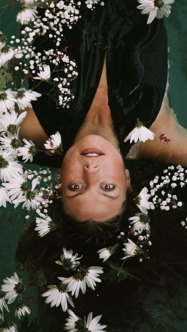 640x1136 woman swimming covered by white daisies - beauty iPhone Wallpaper