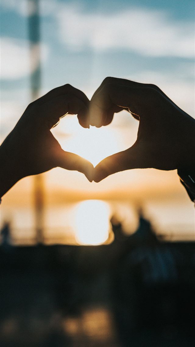 640x1136 person forming heart with their hands - heart iPhone Wallpaper