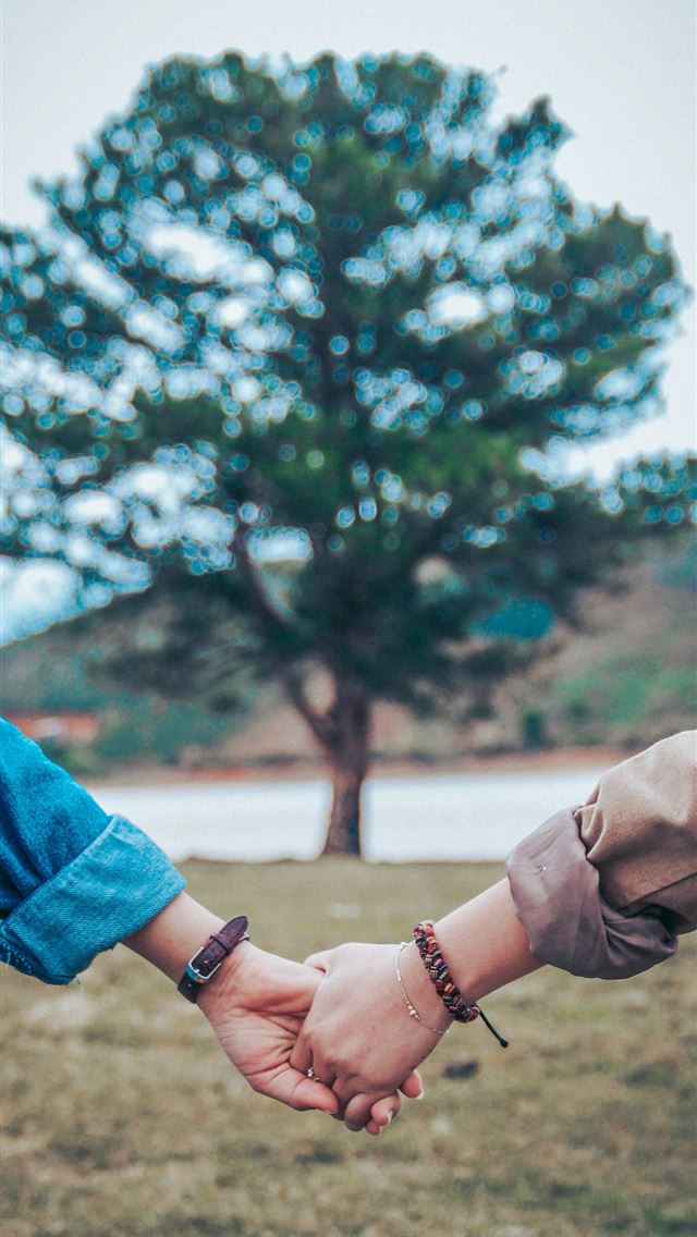 640x1136 two persons holding hands - love iPhone Wallpaper